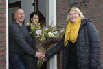 De familie Verheijen neemt de bloemen in ontvangst van Kimberley van Steenbergen (r) van provider SNLR. Fotograaf: Ben Nienhuis