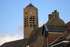 De gevel van de voormalige synagoge op de voorgrond en op de achtergrond de Sint-Laurentiuskerk